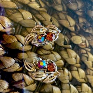 Beautiful Vintage Lisner Clip on Leaf Earrings
